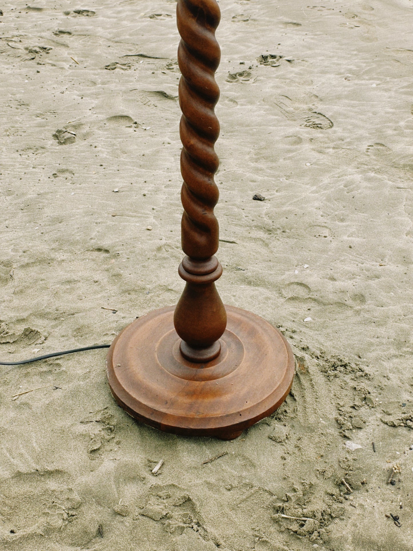 no. 09 - la lampe sur pied en bois