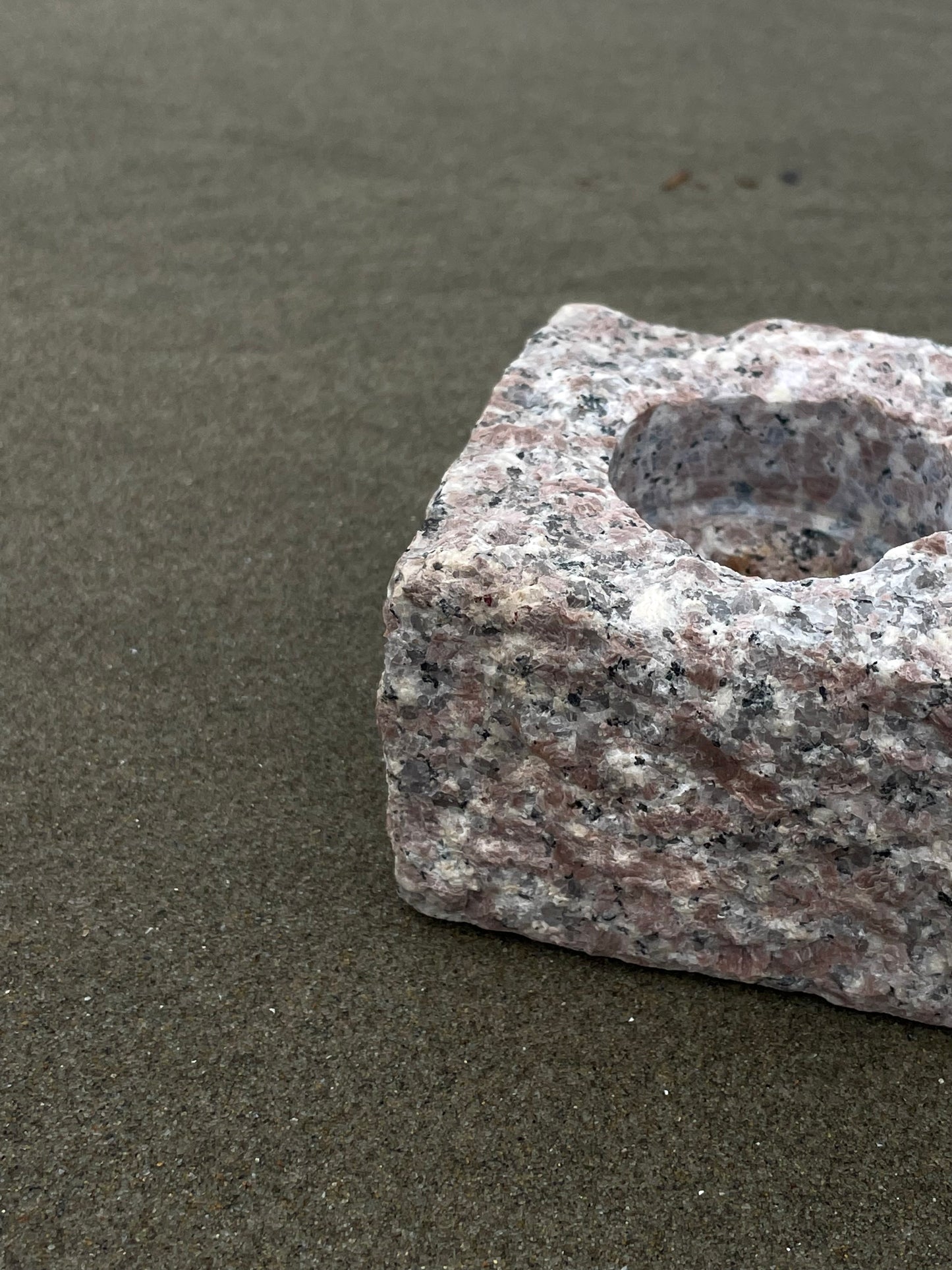 no. 123 - le bougeoir en granit rose