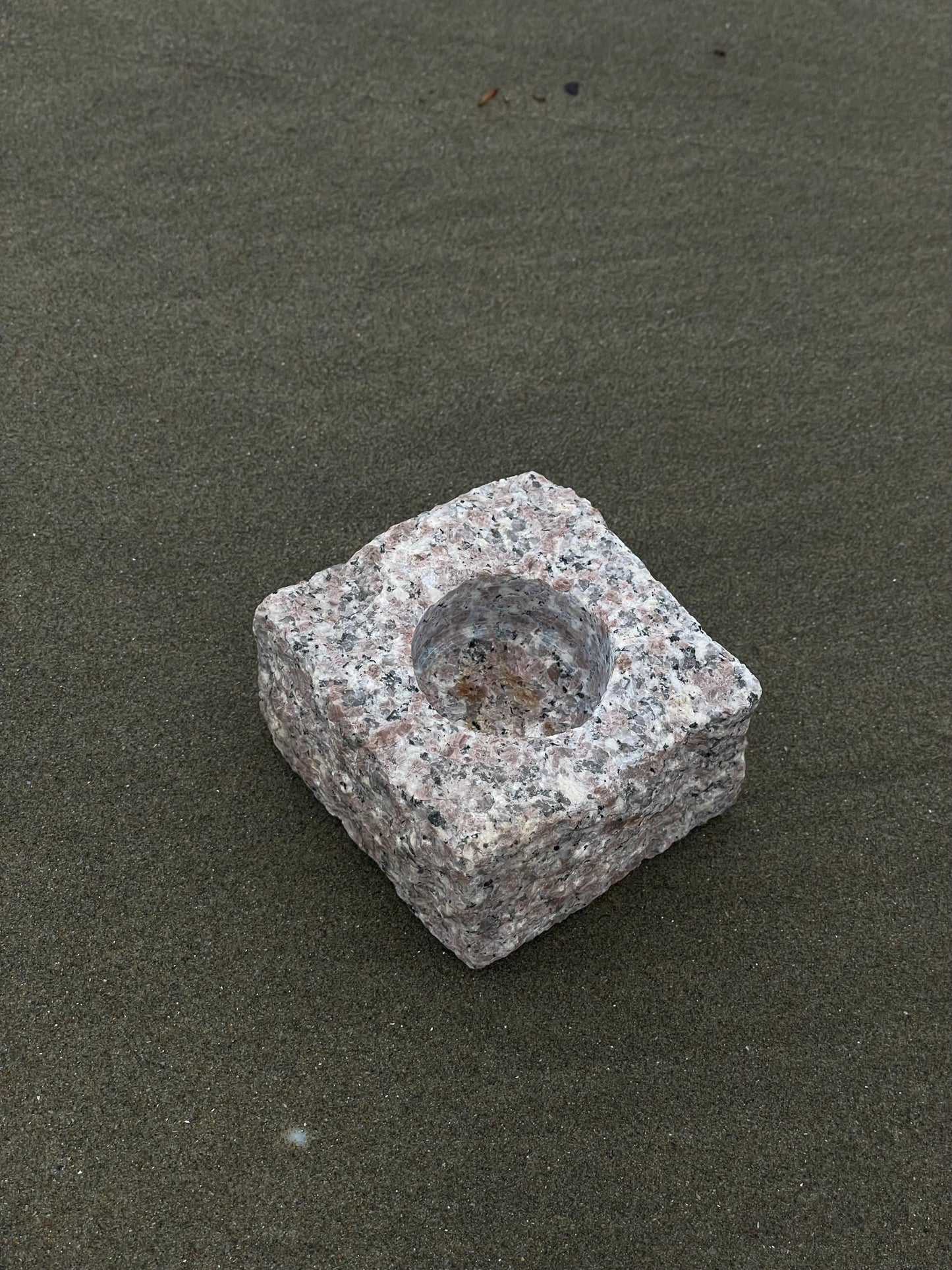 no. 123 - le bougeoir en granit rose